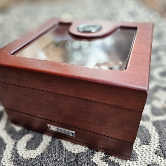 Cigar Humidor - Picture 2 of 8